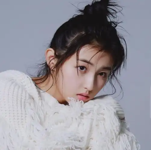 00后女艺人异军突起,17岁就当选四小花旦,她怎么做到的?