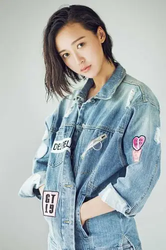 近日,实力女演员杨舒的一组最新写真曝光,展现了她戏剧作品外的别样