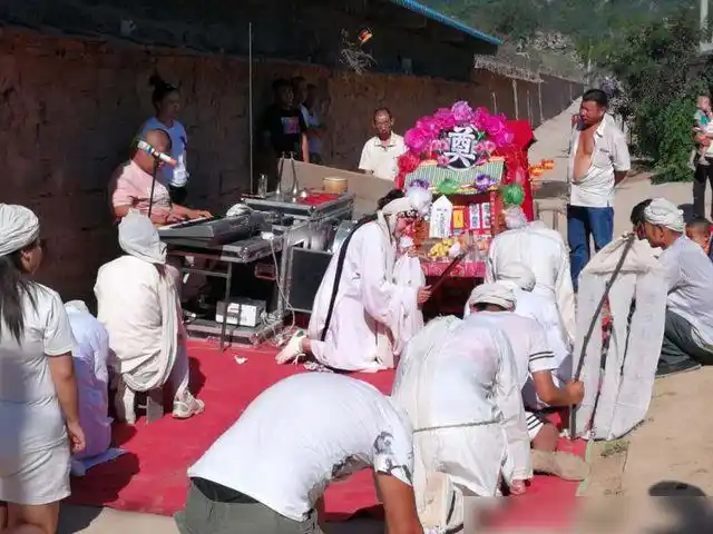 大操大办还有表演,老农抱怨:该整治了|丧葬|葬礼|棺椁|丧礼_网易订阅