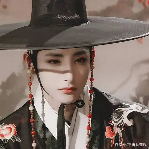 提起李洙赫,不得不提《夜行书生》,正是这部剧中,古装造型的"鬼王"让