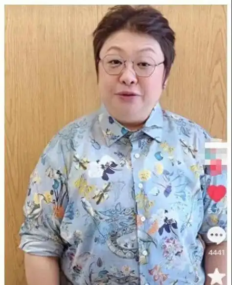 变瘦后,韩红还化了一个粉嫩的妆容,两颊腮红明显,眉毛也变得更加紧致