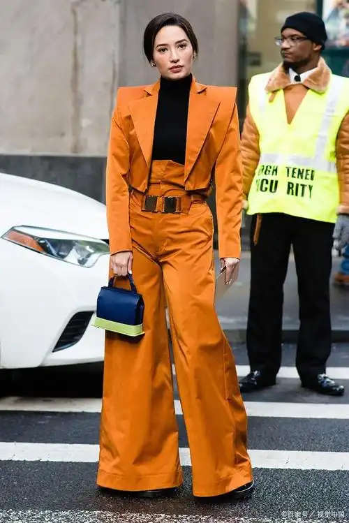 橘色上衣怎么搭配下身