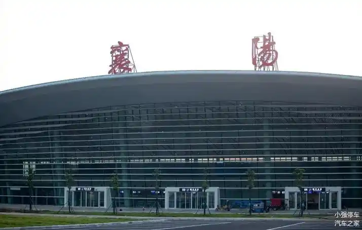 襄阳机场停车场停一天多少钱