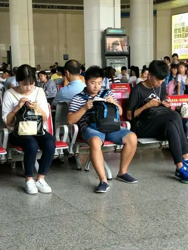 候车室里的千姿百态