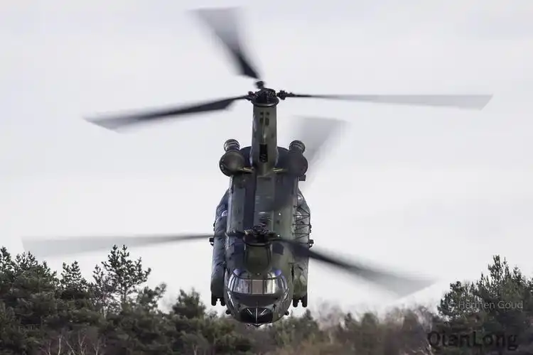 飞行训练中的ch-47d"支奴干"直升机 机组人员也要探头看看