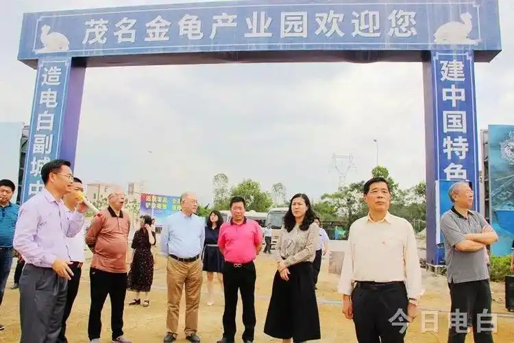 在国家发改委城市和小城镇改革发展中心科研部主任薛付东的率领下,到