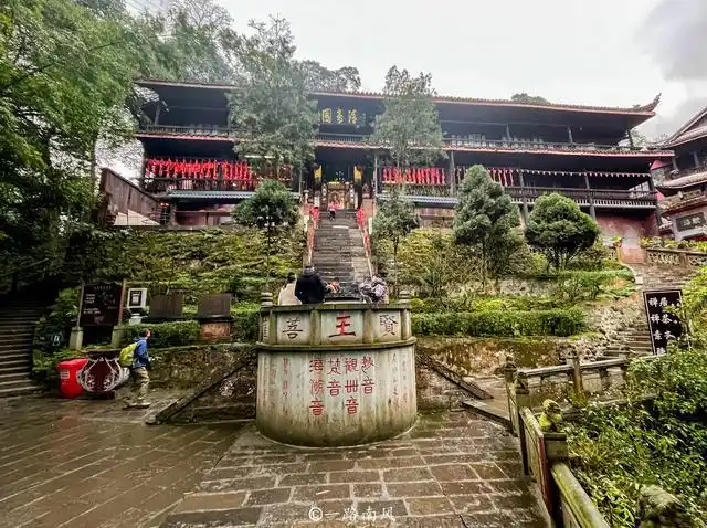 第一天从山下出发,来到万年索道乘坐缆车到达万年寺,随后游览万年寺