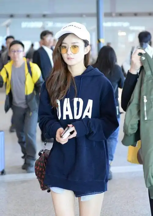赵丽颖机场也挺敢穿,卫衣配短裤凹"下衣失踪",身材瘦果然自信