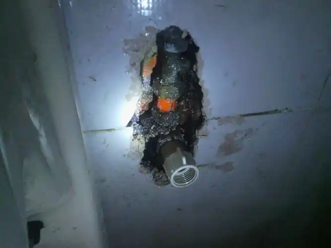 墙体内太阳能上水管破裂,不方便更换,怎么办?如图红色水管