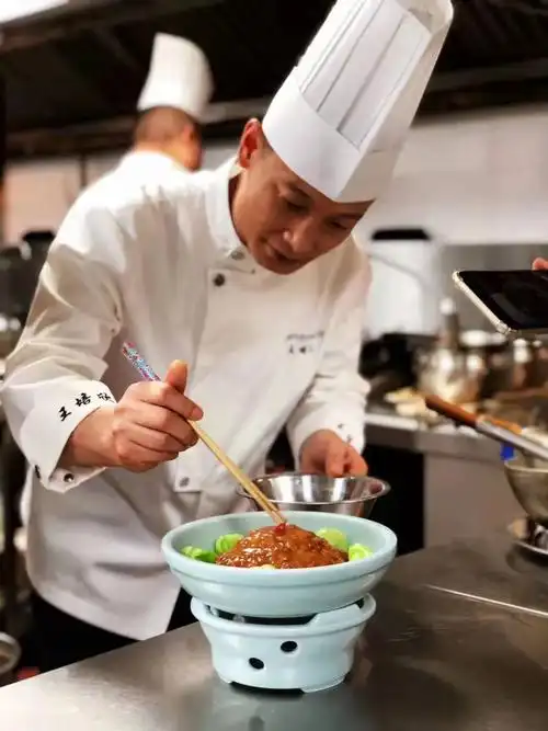 厨师消失在后厨取而代之的是预制料理包