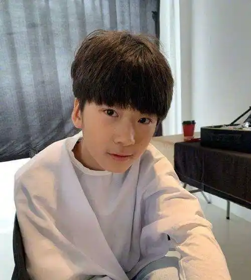 12岁的天天赶超张亮,男神气质初露峥嵘,网友:父母基因强大!