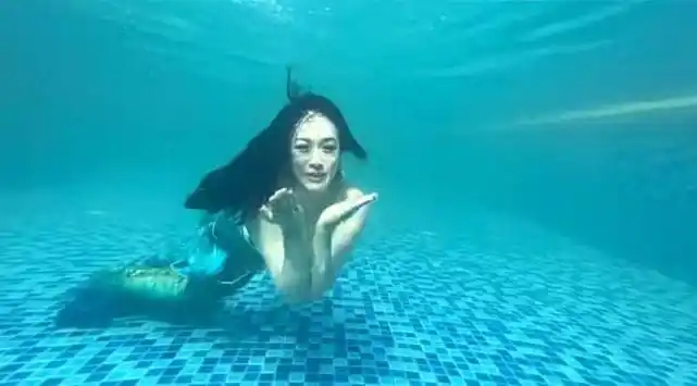 51岁钟丽缇再现美人鱼造型身材保持完美心态活力不输当年