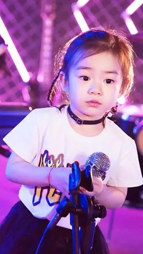 戚薇李承铉女儿lucky谐音"李love戚"不算什么,曾用名才是一绝