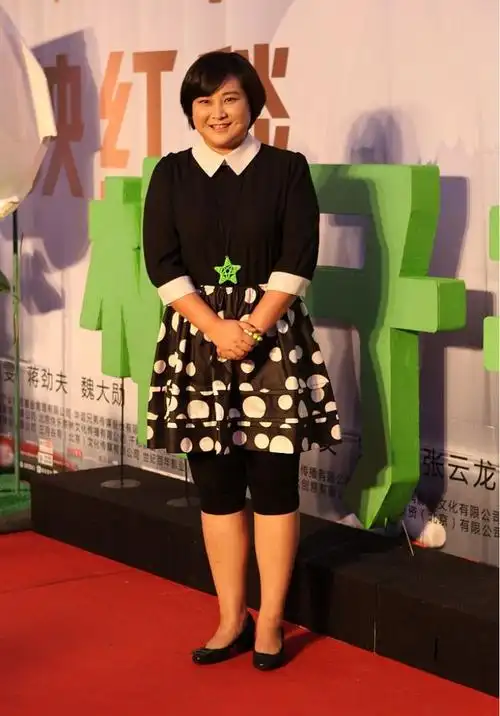 贾玲穿裙子挺好看,黑色裙身勾勒s型线条,微胖身材也有吸引力