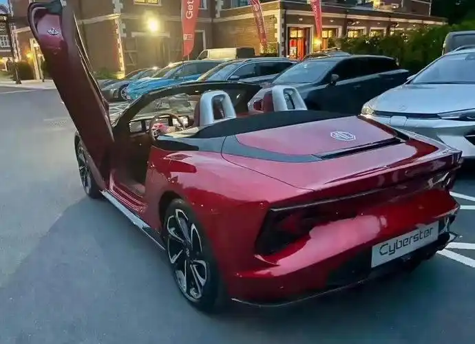 年轻人的纯电敞篷跑车!名爵cyberster实车来了,只卖23.98万起?