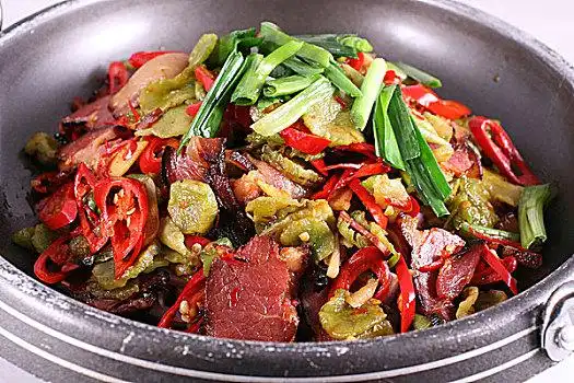 干锅腊肉青笋干