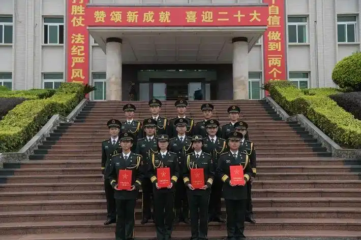 南部战区陆军某旅隆重举行军官授予晋升军衔仪式