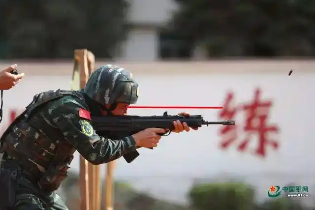 为什么95步枪非要装个高基线提把而且还不准用手提