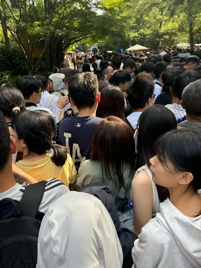 最好不要出来玩,来个灵隐寺入口排队都快1小时了