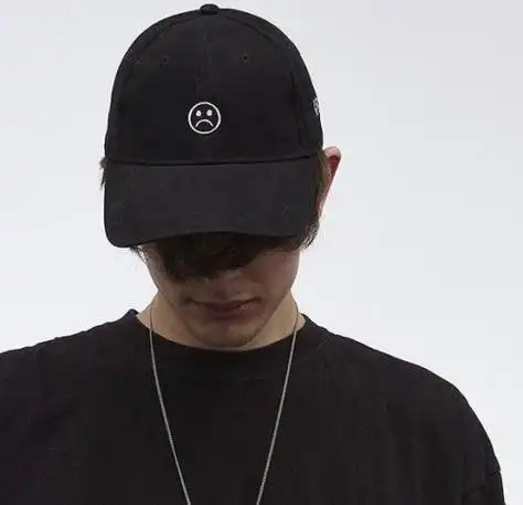 白色棒球帽男生头像