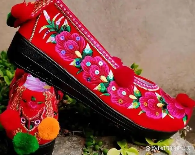 随着时间的推移,鞋履的制作工艺不断进步,各式各样的鞋子应运而生