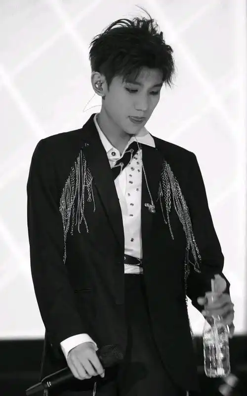 王源的正装穿搭,快来看看他有多帅,西装穿搭气场全开,又酷又帅