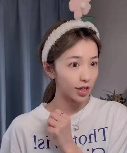 刘思瑶素颜录化妆视频,却因美白开得过分遭吐槽,真诚一点不好吗