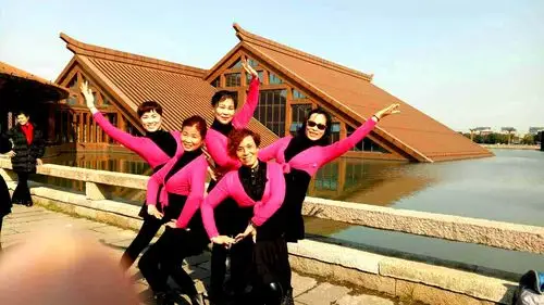 五人造型如同美丽的花儿开放.