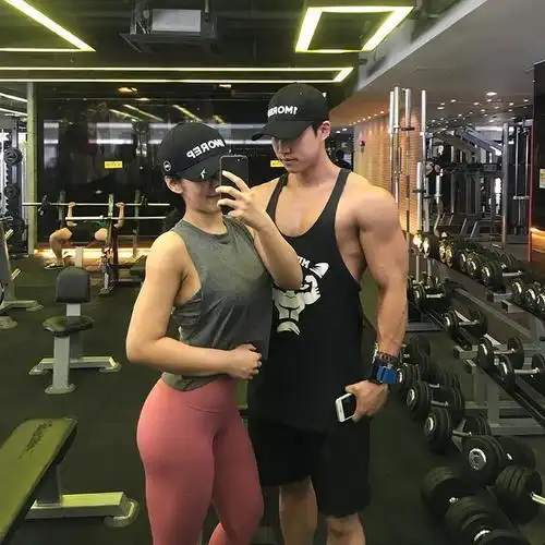 健身情侣秀恩爱女的性感男的健壮羡煞旁人