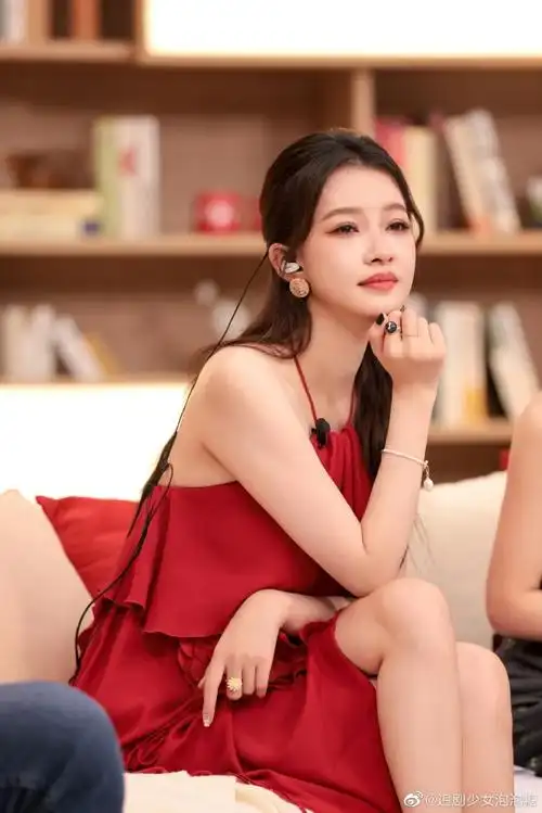 孙怡再见爱人2红色挂颈裙造型剧照