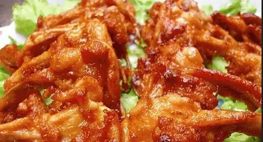 油炸鸡骨架的白粉是什么一,准备:将剃好的骨架洗干