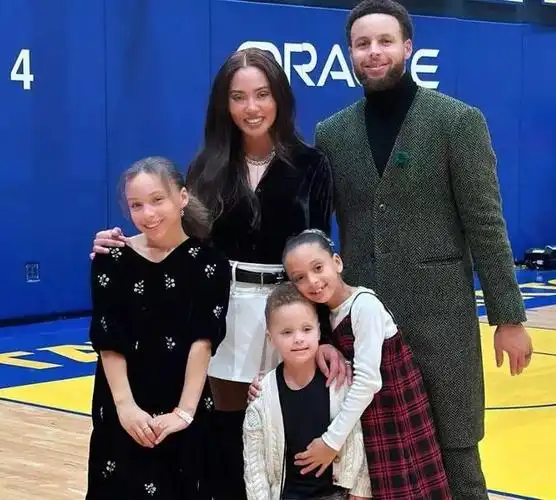 恭喜!库里官宣第四个孩子出生:我们现在是六口之家了