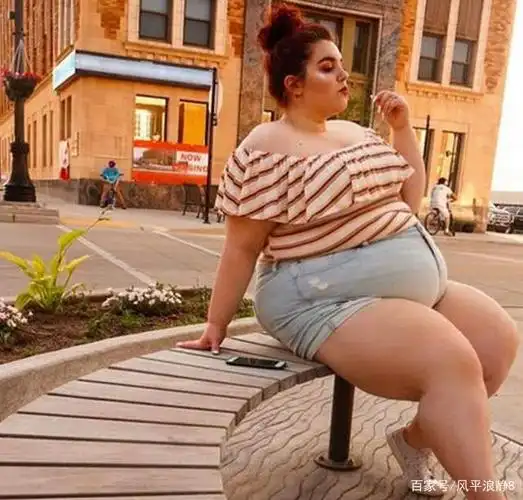 胖女人200斤,大肚腩