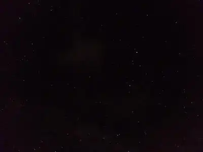 黑色的夜晚星星在黑色的天空的夜晚照片