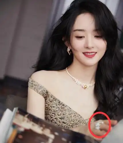 赵丽颖打扮精致现身,手上戴鸽子蛋钻戒,颖宝笑容满面风格大变