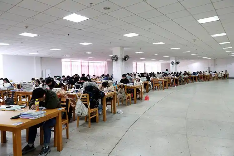 以梦为马不负韶华图书馆与考研学子共同奋战