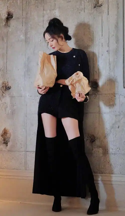 杨幂高清写真!贵妇姿态太到位了,小蛮腰大长腿吸睛,五官太漂亮