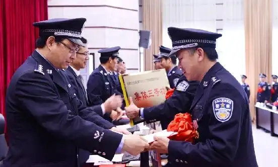 我市召开3·15持枪绑架案侦破表彰大会