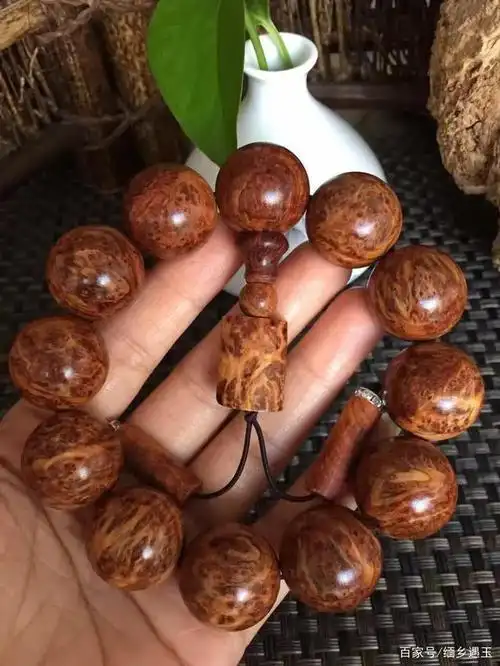 崖柏手串应该怎样盘玩更容易出效果?这几个细节很重要!