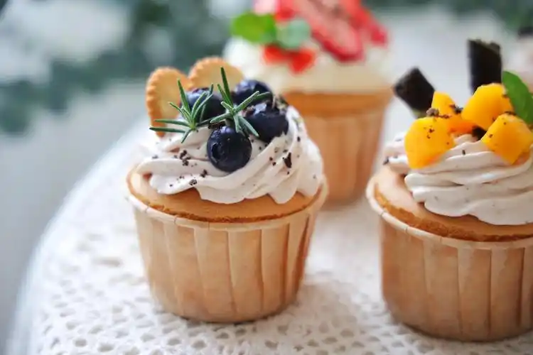 原创戚风纸杯蛋糕,不开裂不回缩,挤上入口即化的奶油,颜值高又好吃