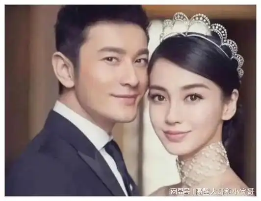 黄晓明杨颖带娃游迪士尼!疑似穿情侣装,引发网友热议