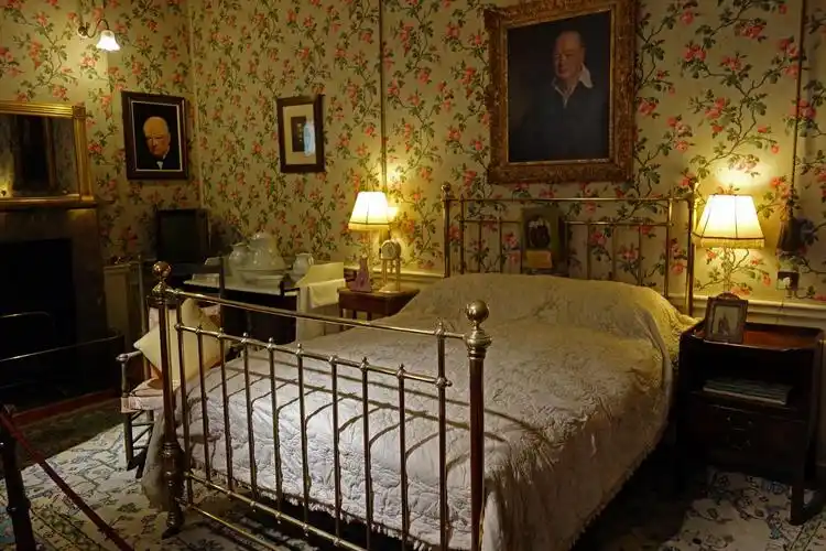 温斯顿·丘吉尔出生在主楼西侧的一个房间中,可以看到卧室整体呈现