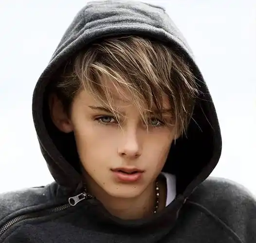 will拥有清秀精致的五官,钻石般的蓝眼睛,从小就散发着美少年气质.