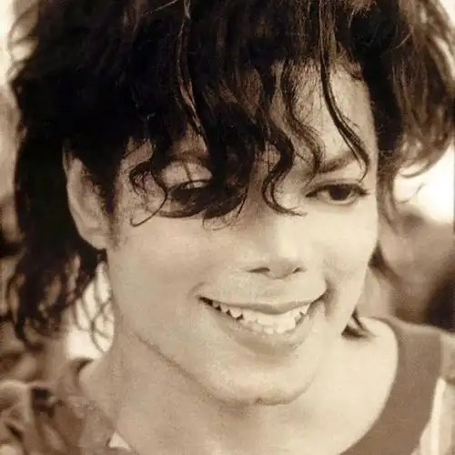 迈克尔·杰克逊演唱会晕倒5000人,死亡23人,他却被控娈童,整容