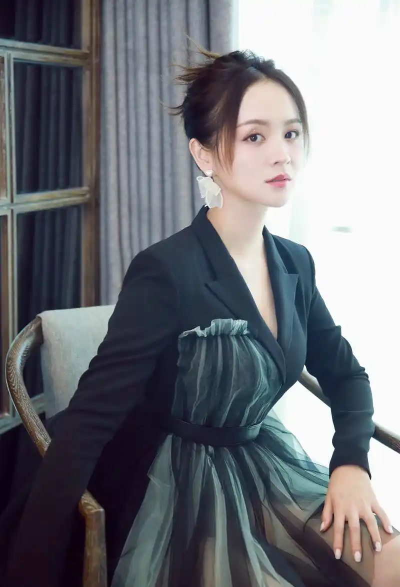 邓莎写真美图:风姿绰约,妩媚动人