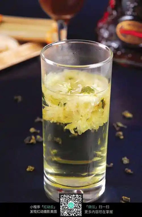 茶先投菊花放入杯中,注入沸水后轻摇后立即将水倒掉5泡茶洗茶后再注入