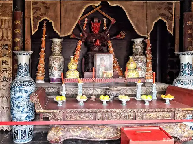 火神庙里供奉着火神塑像.