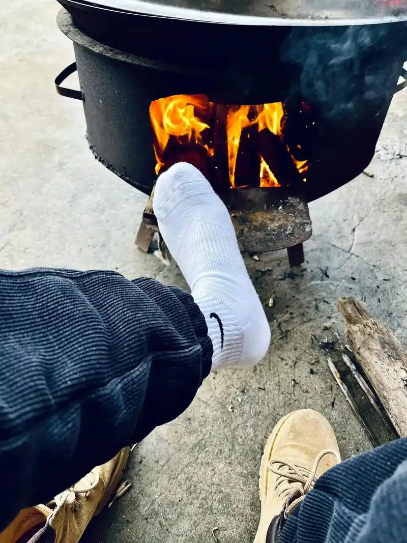 上次烤手这次烤脚9898你们喜欢不989898#回村了就要有 - 抖