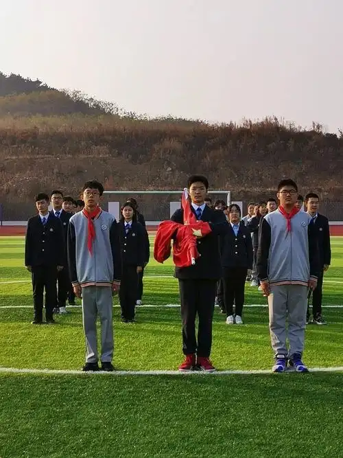 教育集团青岛二中院士港分校山海有我国旗护卫队首次亮相