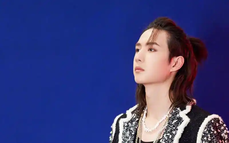 王一博长发造型慵懒帅气 水中嗨唱骑摩托撒花酷帅爆棚_哔哩哔哩 (゜